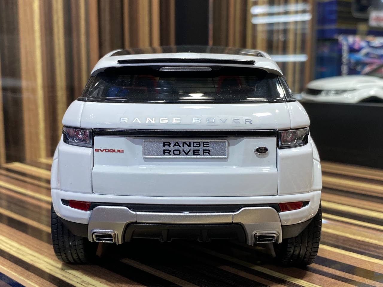 1/18 Diecast Land Rover Range Rover Evoque White by GTA