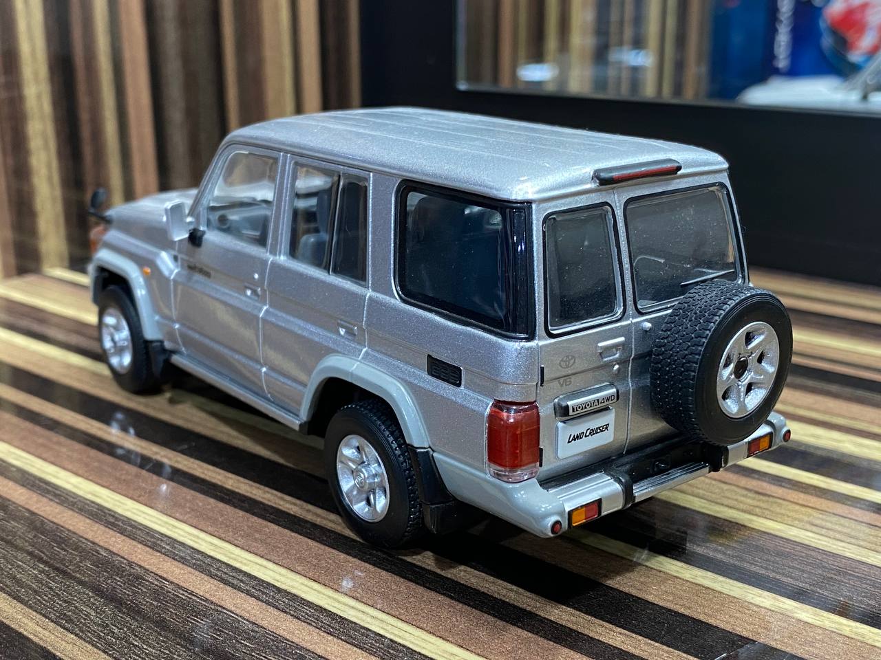 1/18 Diecast Miniature Toyota Land Cruiser 70 Model Car