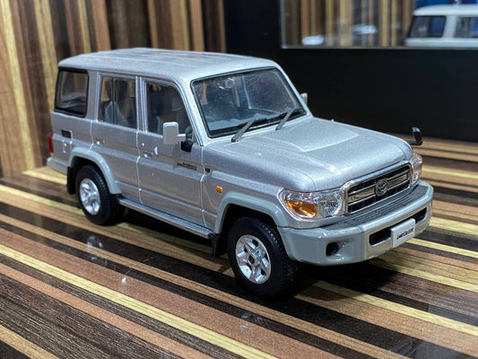 1/18 Diecast Miniature Toyota Land Cruiser 70 Model Car