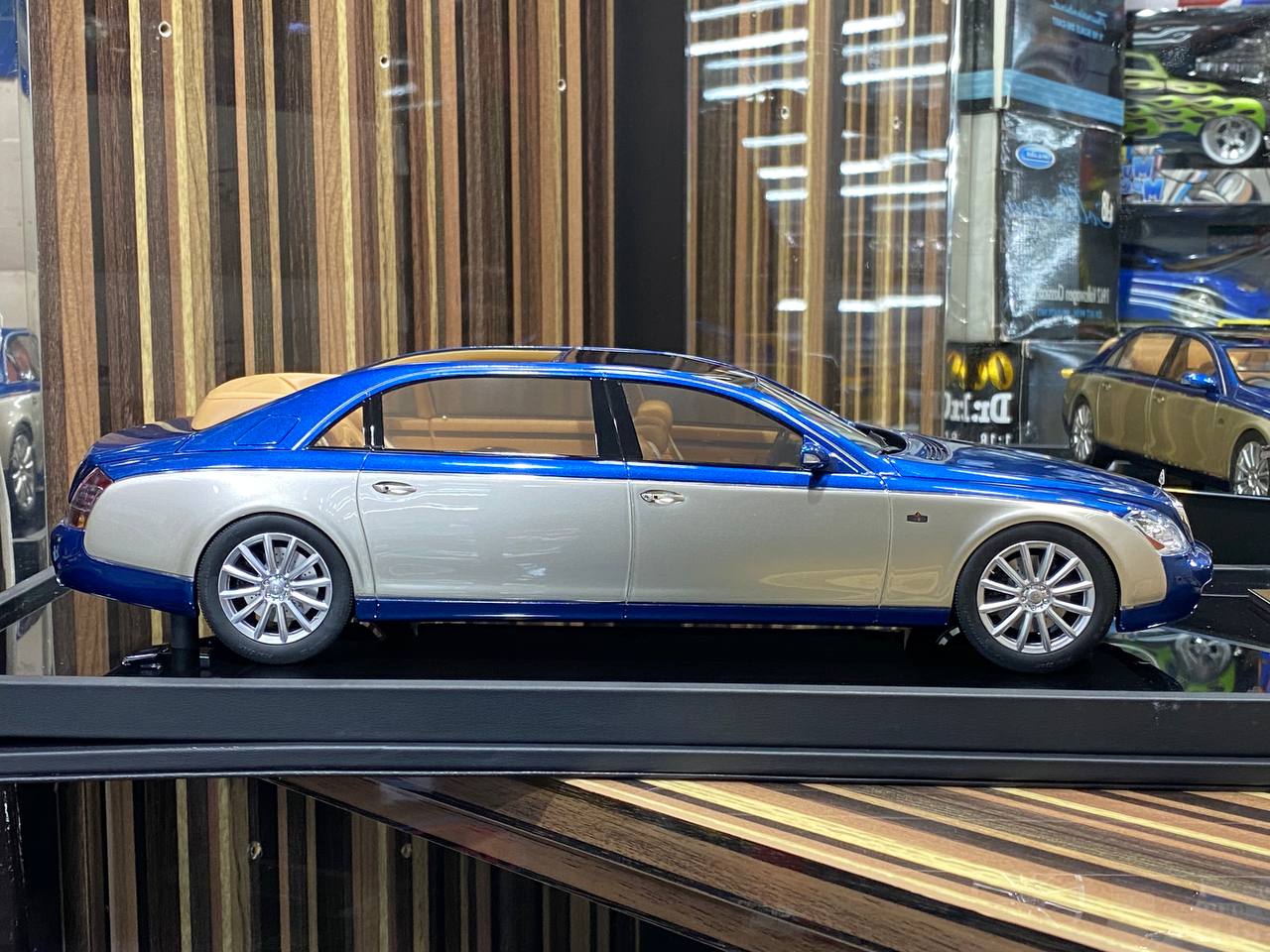 1/18 Mercedes-Maybach 62S Landaulet Blue & Silver Model Car MotorHelix –  dturman.com