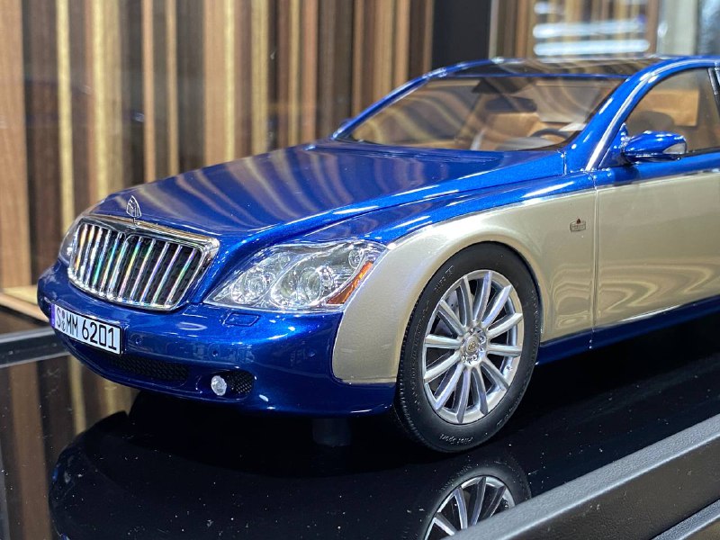 1/18 Mercedes-Maybach 62S Landaulet Blue & Silver Model Car MotorHelix –  dturman.com