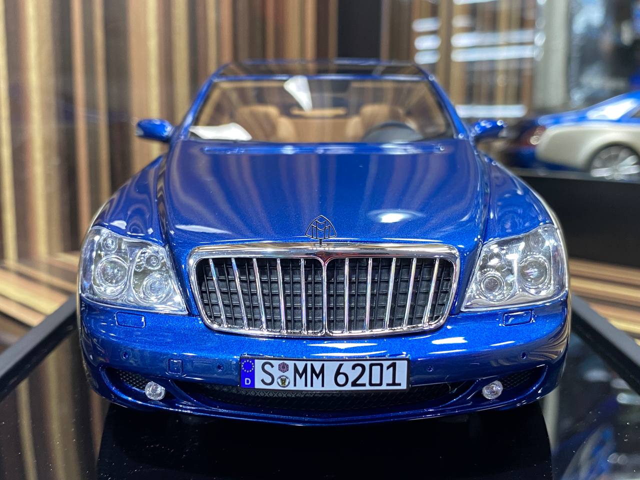 1/18 Mercedes-Maybach 62S Landaulet Blue & Silver Model Car MotorHelix –  dturman.com