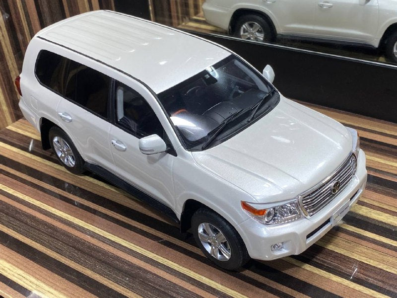 1/18 Diecast Toyota Land Cruiser 200 White Kyosho Samurai Scale Model –  dturman.com