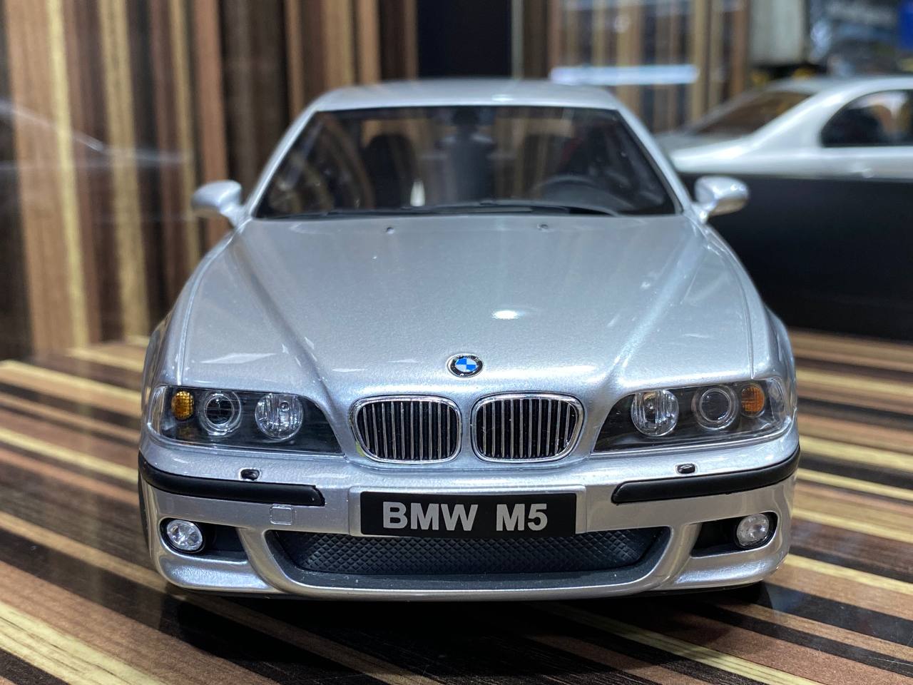 BMW M5 E39 Silver Otto 1/18