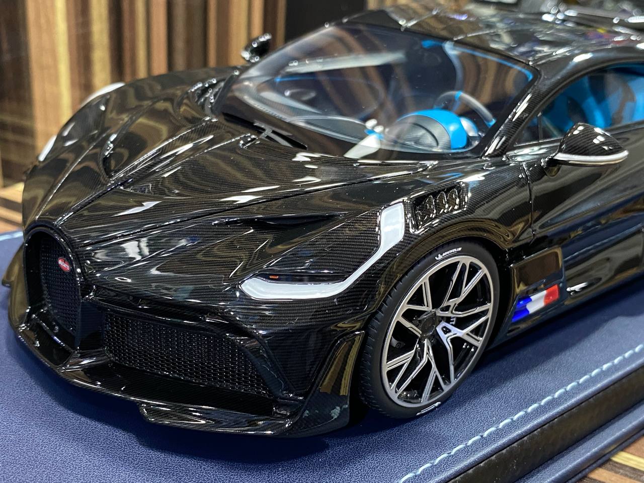 1/18 Resin Bugatti Divo Black & Carbon by MR Collection