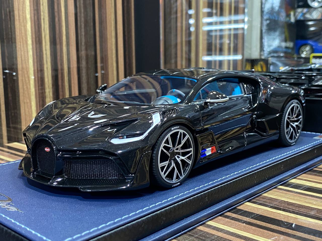 1/18 Resin Bugatti Divo Black & Carbon by MR Collection