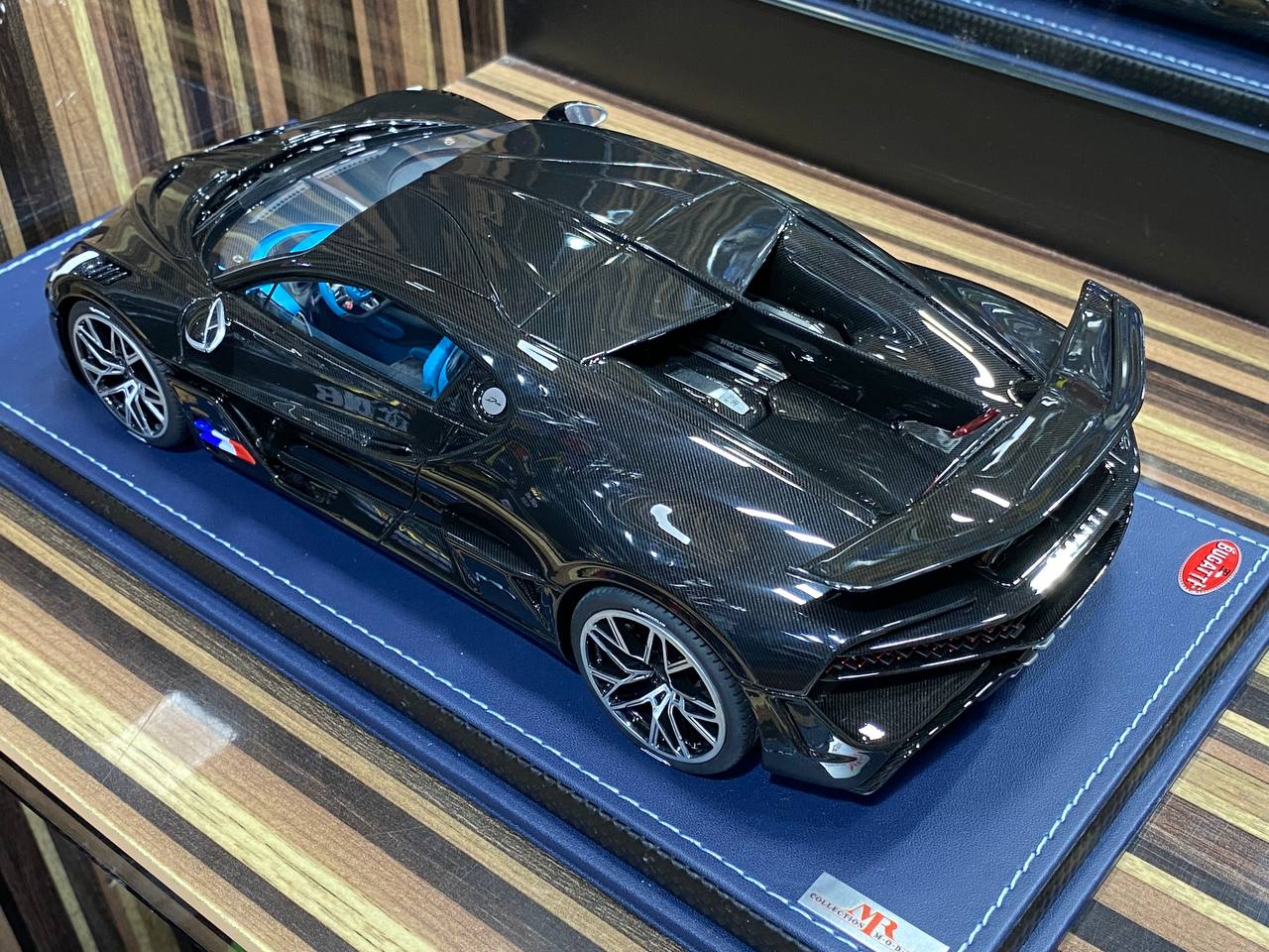 1/18 Resin Bugatti Divo Black & Carbon by MR Collection