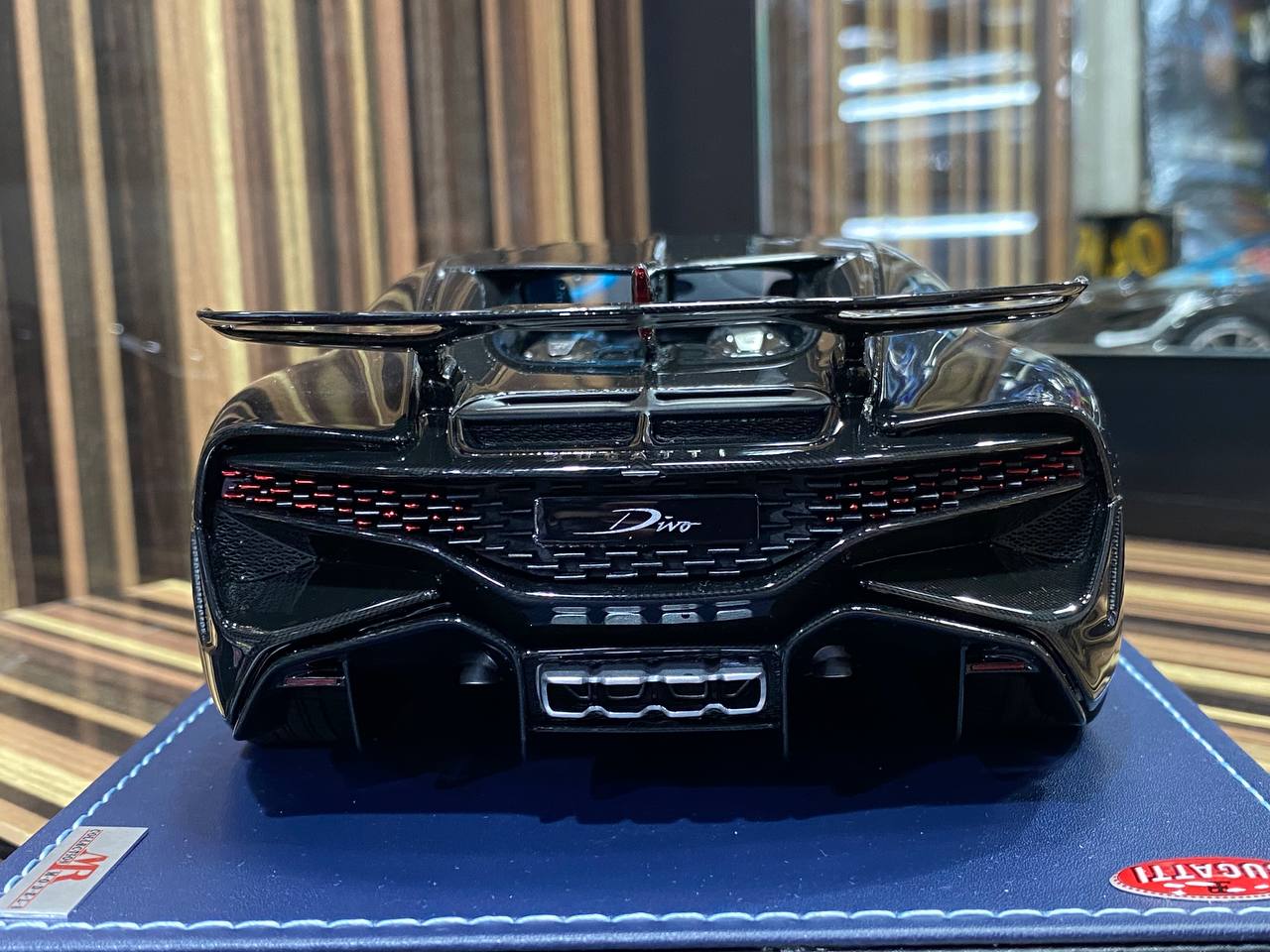 1/18 Resin Bugatti Divo Black & Carbon by MR Collection