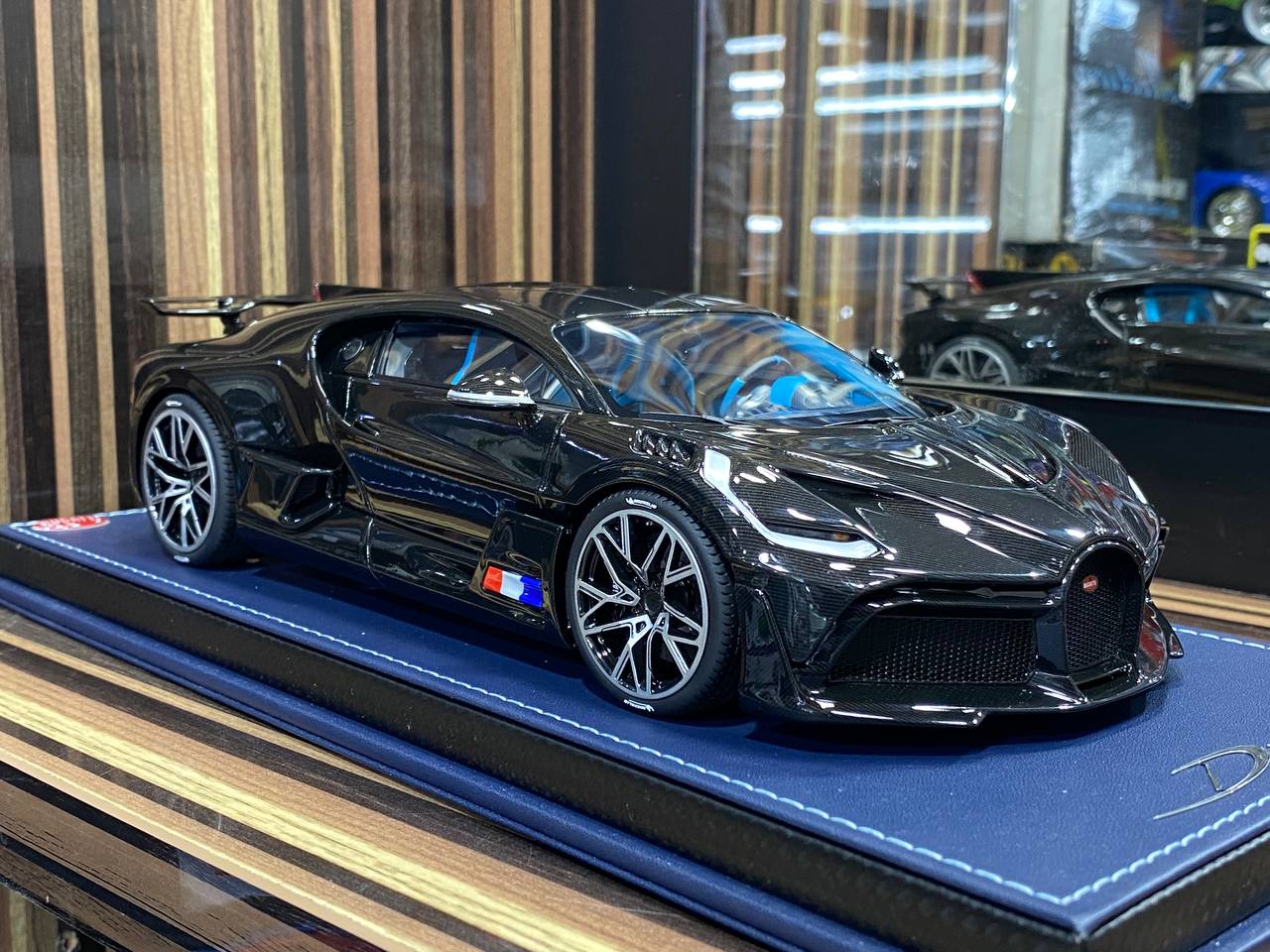 1/18 Resin Bugatti Divo Black & Carbon by MR Collection