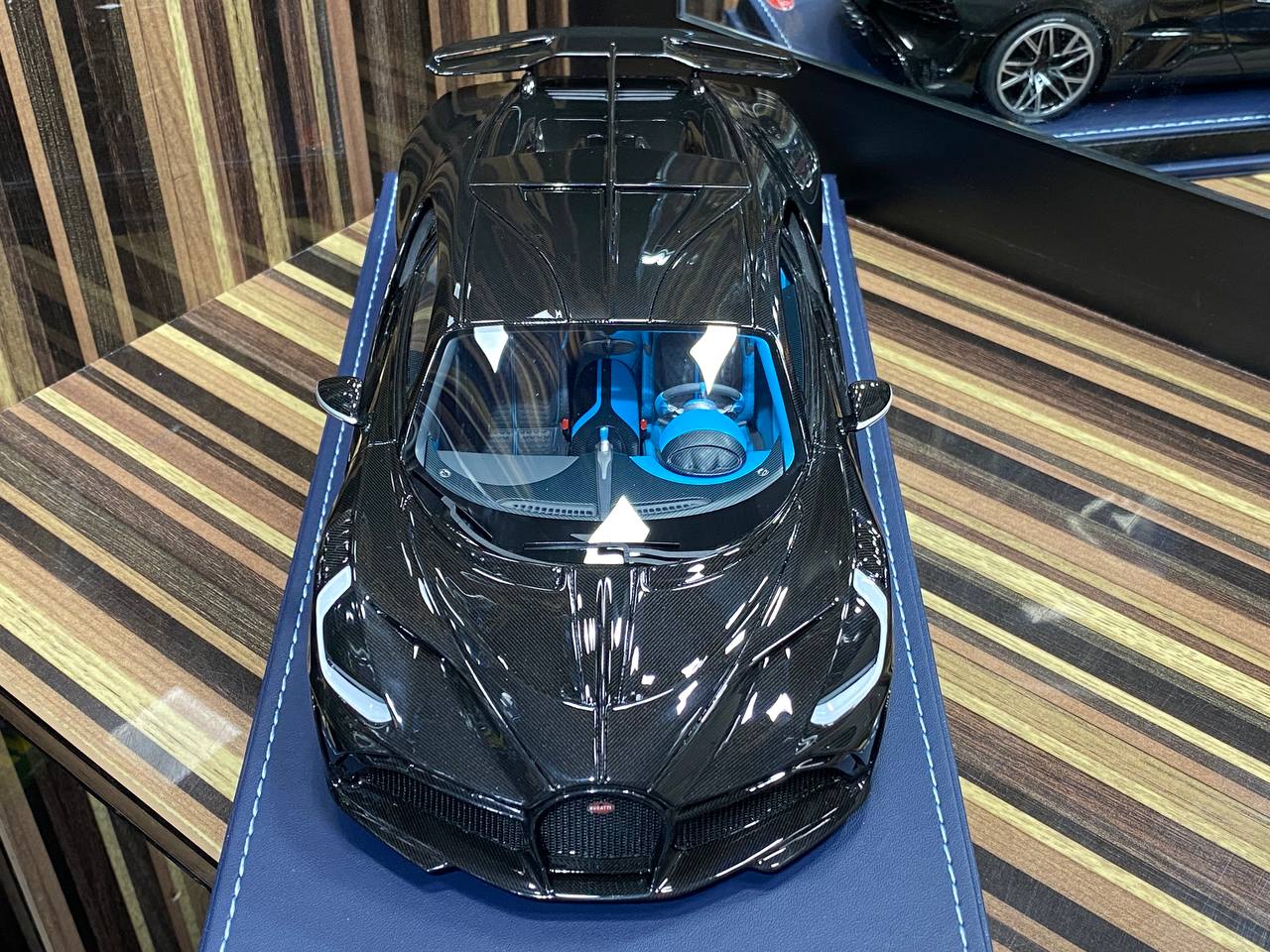 1/18 Resin Bugatti Divo Black & Carbon by MR Collection