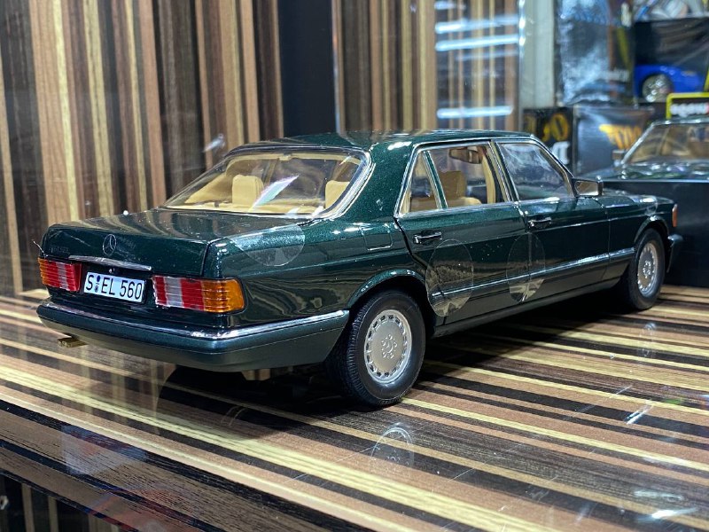 1/18 Diecast Mercedes-Benz 560 SEL Green Norev Scale Model Car