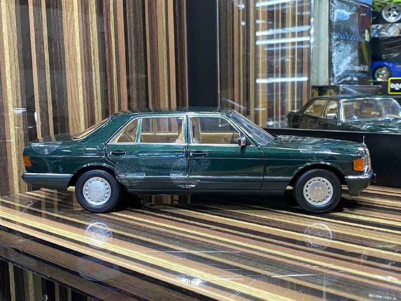 1/18 Diecast Mercedes-Benz 560 SEL Green Norev Scale Model Car