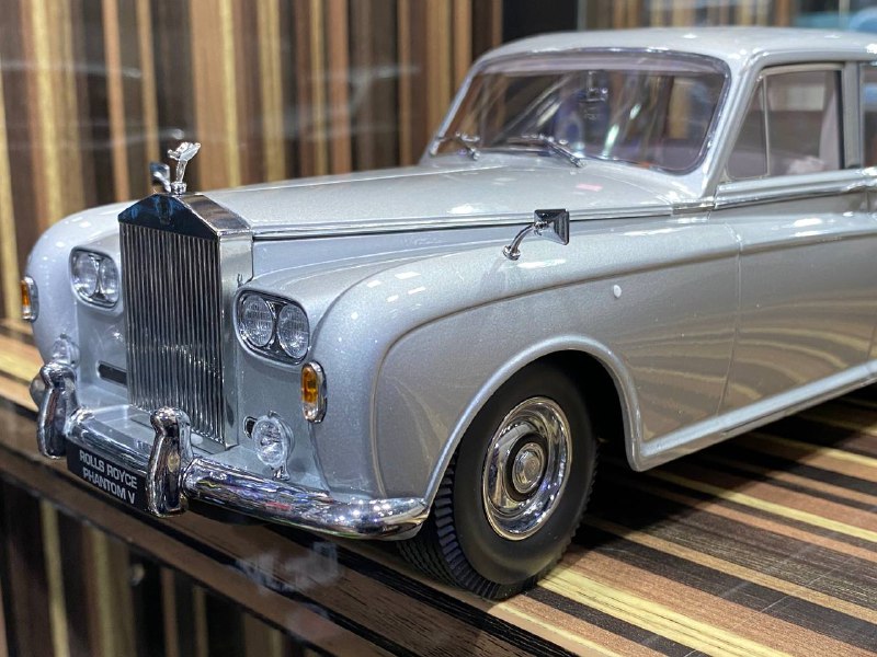 Rolls-Royce Phantom V 1964 Paragon Models