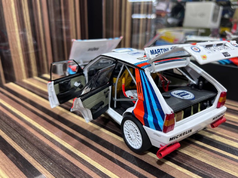 1/18 Diecast Lancia Delta HF Integrale 1992 Sanremo #1 Kyosho Scale Model Car