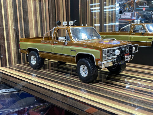 1/18 Diecast GMC K-2500 Sierra Grande Beige & Brown Model Car