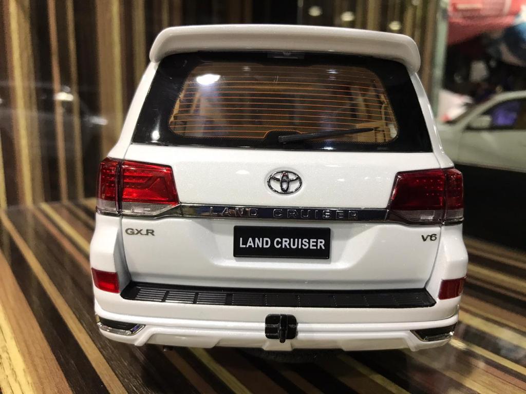 1/18 Diecast Toyota Land Cruiser 200 White KengFai Scale Model Car