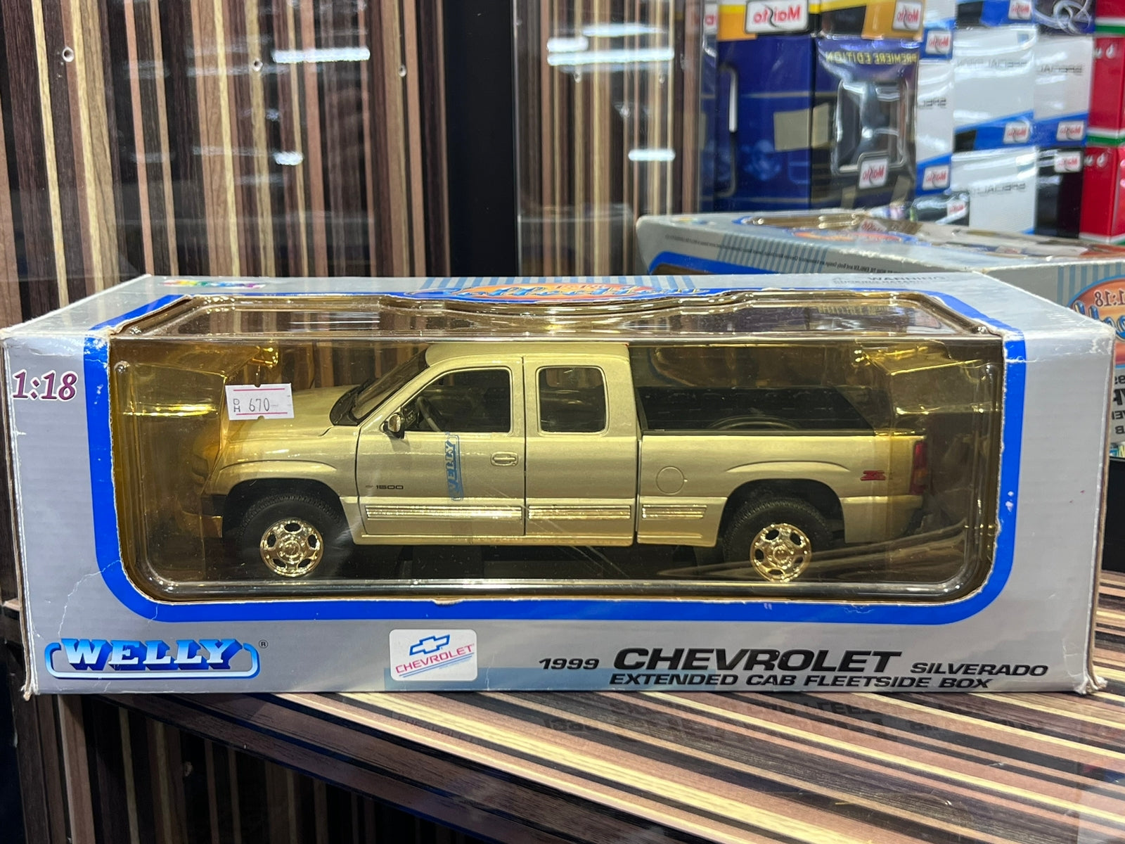 1/18 Diecast Chevrolet Silverado Model Car by Welly